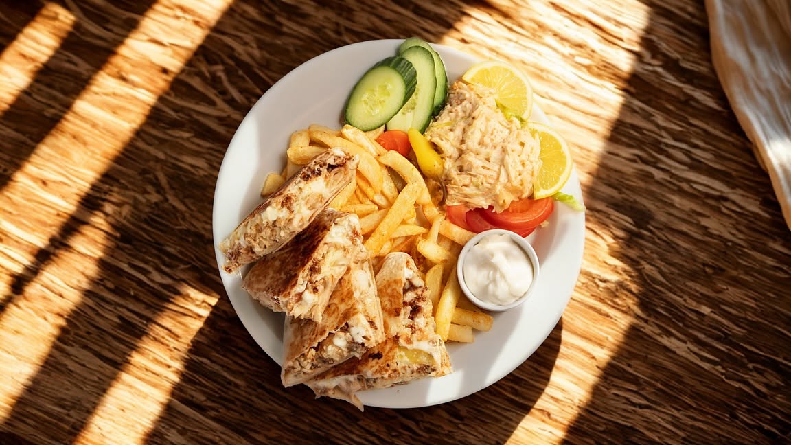 Fersk shawarma-tallerken med kylling, ris og tilbehør hos Sultan Oslo